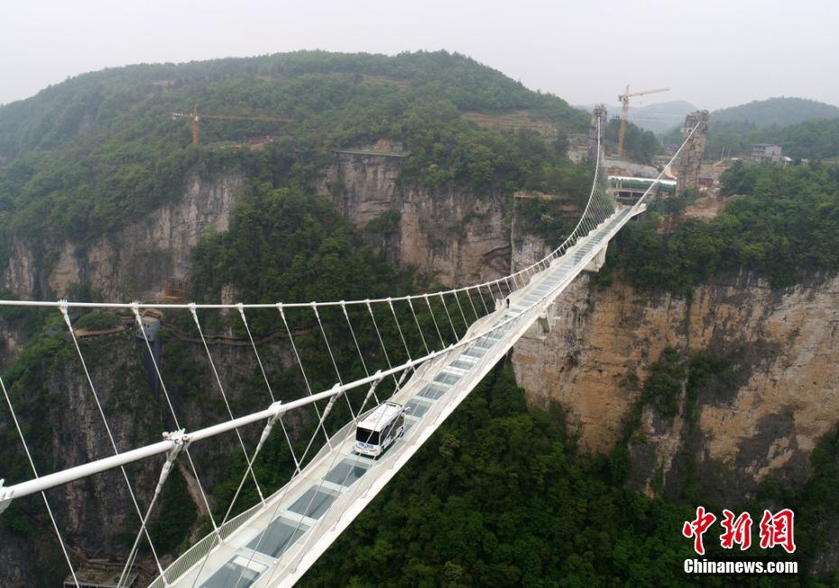 Prueban autobús no tripulado en el puente de cristal de Zhangjiajie