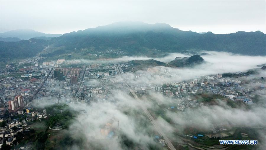 Paisaje de niebla matinal en el condado Danzhai de Guizhou