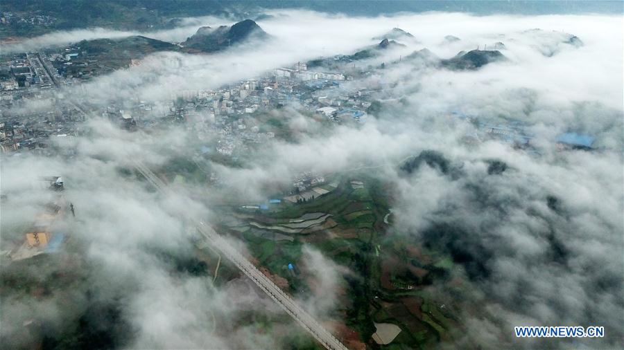 Paisaje de niebla matinal en el condado Danzhai de Guizhou