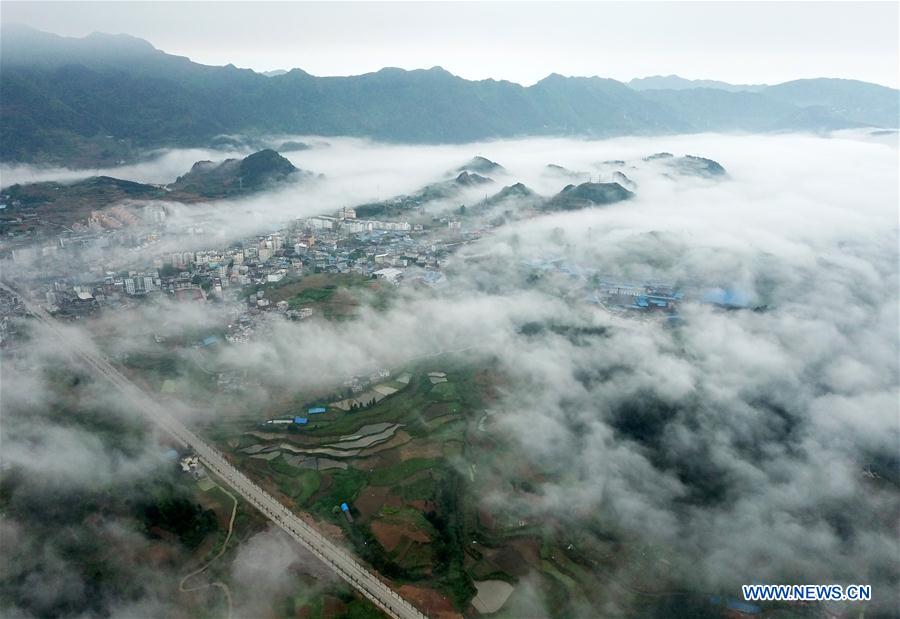 Paisaje de niebla matinal en el condado Danzhai de Guizhou
