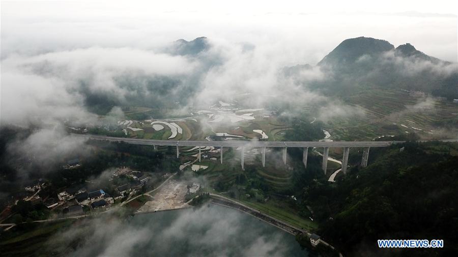 Paisaje de niebla matinal en el condado Danzhai de Guizhou