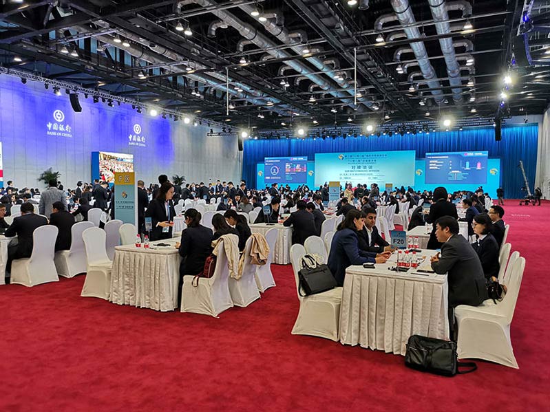 Los empresarios negocian en la Conferencia de Empresarios de la Franja y la Ruta. Foto de Meng Xianglin, Diario del Pueblo.