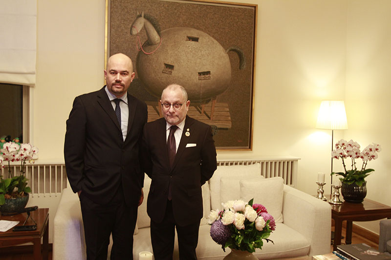 Jorge Faurie, ministro de Relaciones Exteriores y Culto de Argentina,  y Yasef Ananda.