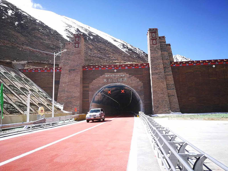 El túnel del Monte Mila de la carretera Lhasa-Nyingchi, Región Autónoma del Tíbet, comenzó a operar este viernes. [Foto: Kuang Xiaoming/ China Daily]