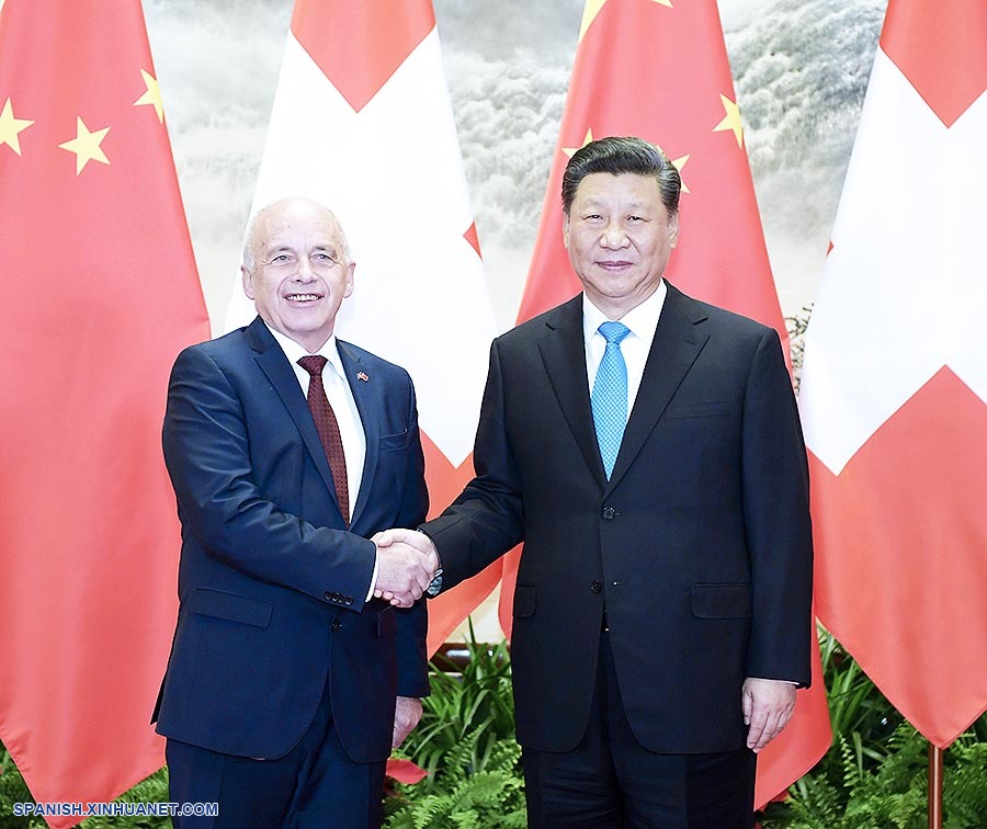 Xi se reúne con presidente de Confederación Suiza