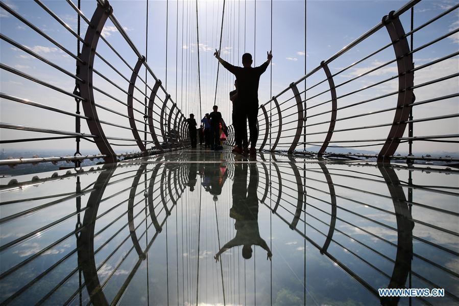 Impresionante puente de cristal en el Parque Internacional de Atracciones de Huanxi