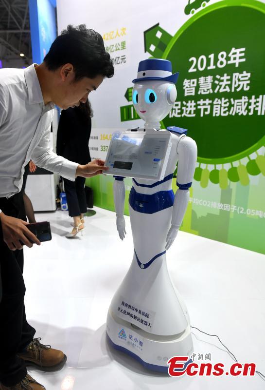 Un robot para ayudar en disputas legales se exhibe en la II Cumbre Digital de China