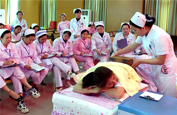 Enfermeras participan en una competencia de habilidades en un hospital de medicina tradicional de Sanjiang Dong, Región Autónoma de Guangxi Zhuang, en vísperas del Día Internacional de las Enfermeras. (Foto: Gong Pukang/ China Daily)