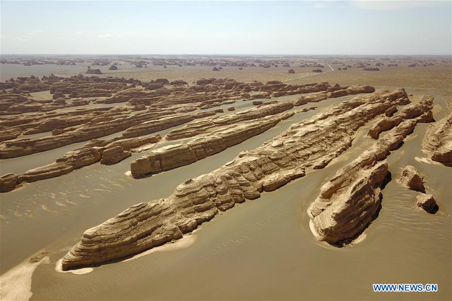 Paisaje del Geoparque Nacional de Yardang en Dunhuang después de la lluvia
