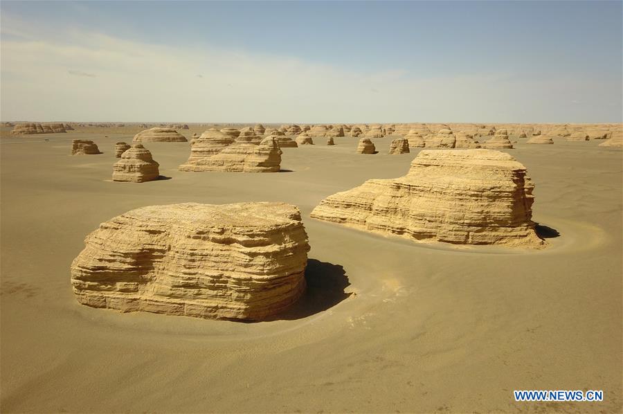 Paisaje del Geoparque Nacional de Yardang en Dunhuang después de la lluvia