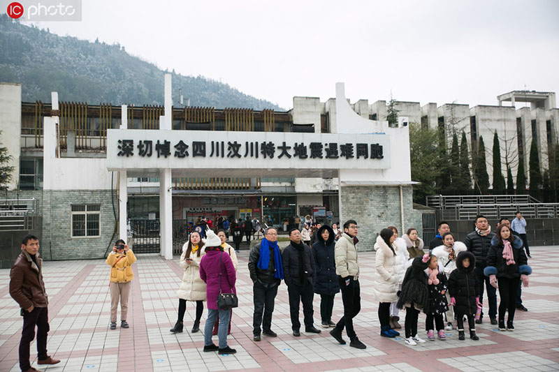 Las personas se reúnen en la antigua Escuela Secundaria Xuankou para recordar a las víctimas del terremoto de Wenchuan, en Yingxiu, provincia de Sichuan, el 11 de mayo del 2019. [Foto: IC]