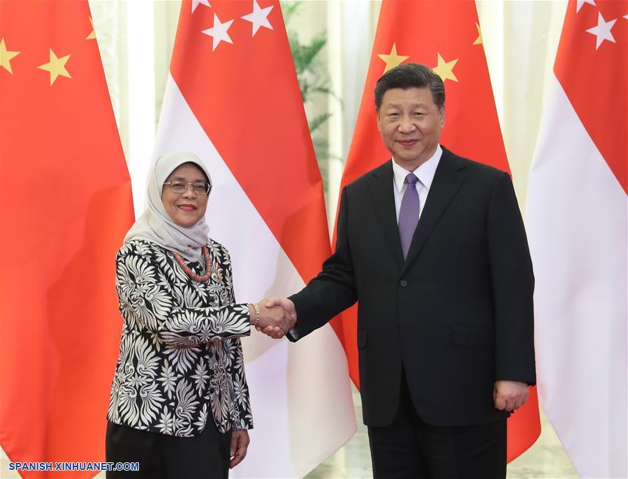 Xi se reúne con presidenta de Singapur