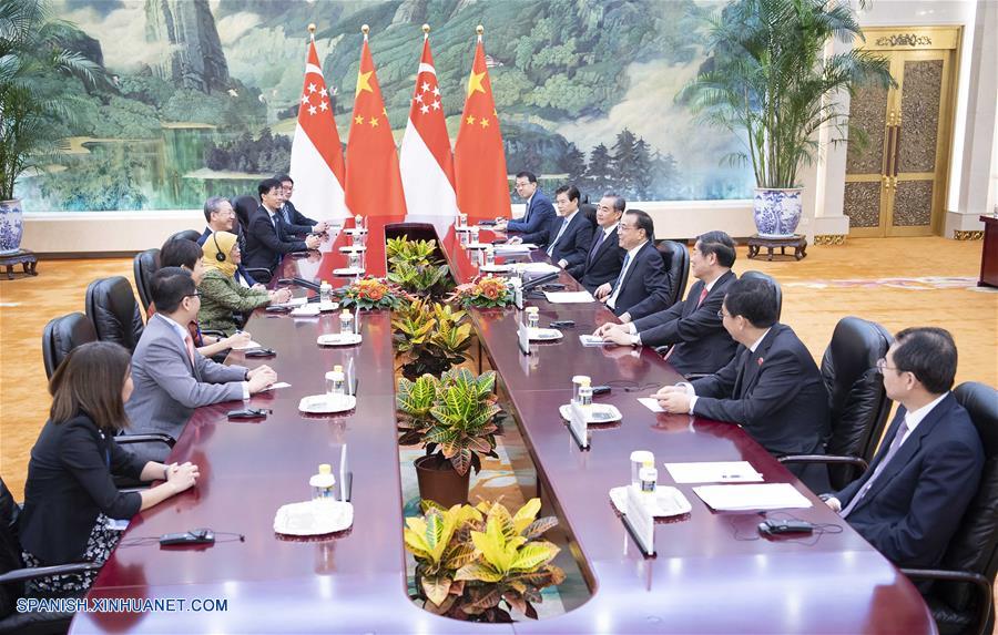 Primer ministro chino se reúne con presidenta singapurense