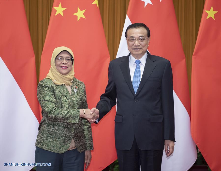 Primer ministro chino se reúne con presidenta singapurense