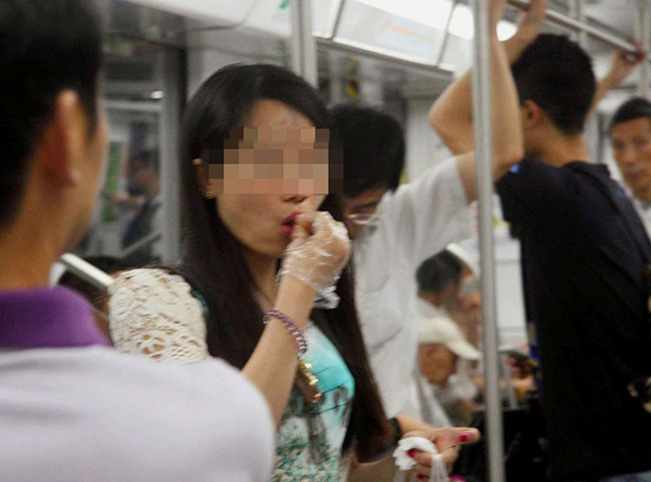 Una pasajera come dentro de un vagón de metro en Beijing. Foto de archivo del 2014. [Foto: IC]