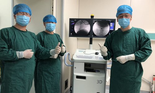 Los médicos de un hospital de Xi'an observan la radiografía del paciente para evaluar el funcionamiento del disco artificial. (Foto: cortesía del Hospital Honghui)