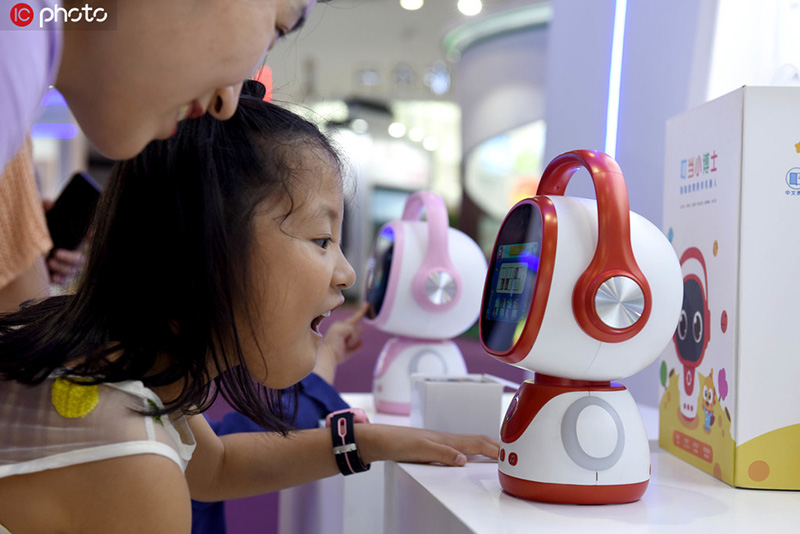 Una niña interactúa con un robot en la Expo Central China 2019 en Nanchang, provincia de Jiangxi, el 19 de mayo del 2019. [Foto: IC]