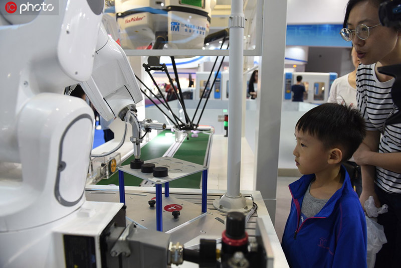 Un niño aprende cómo trabaja un robot en la Expo Central China 2019 en Nanchang, en la provincia de Jiangxi, 19 de mayo del 2019. [Foto: IC]
