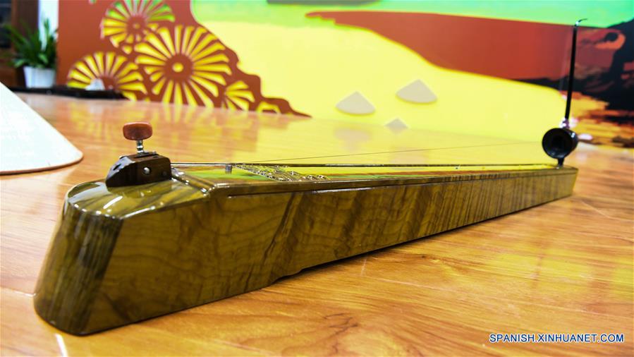 Instrumento de una cuerda del grupo étnico Jing