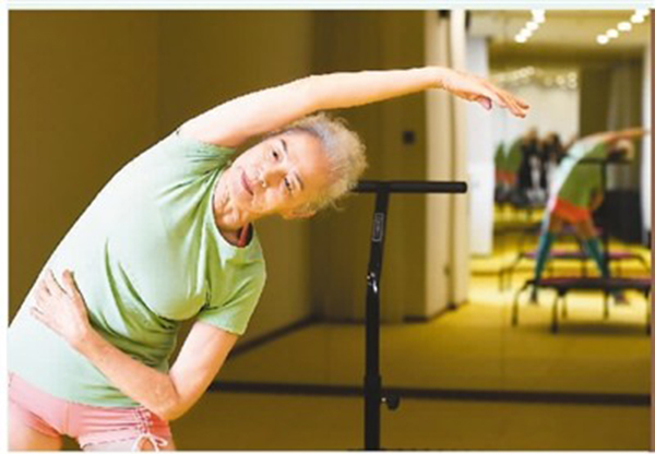 Bai Jinqin, de 74 años, entrena en el gimnasio. (Foto: Xinhua)