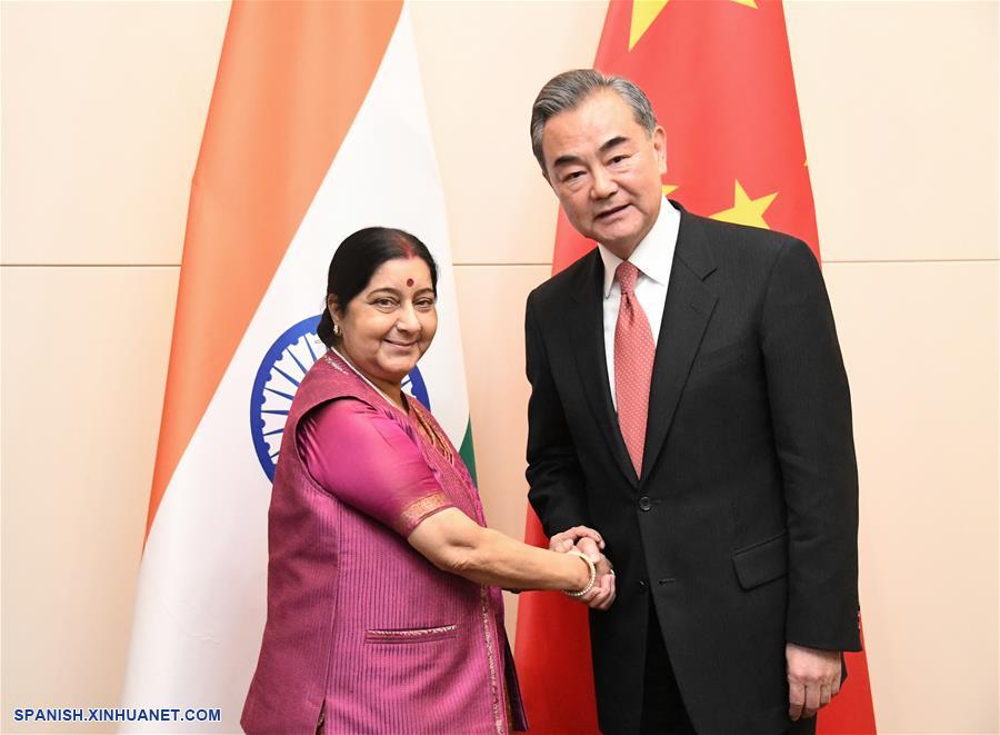 Consejero de Estado de China se reúne con canciller de India