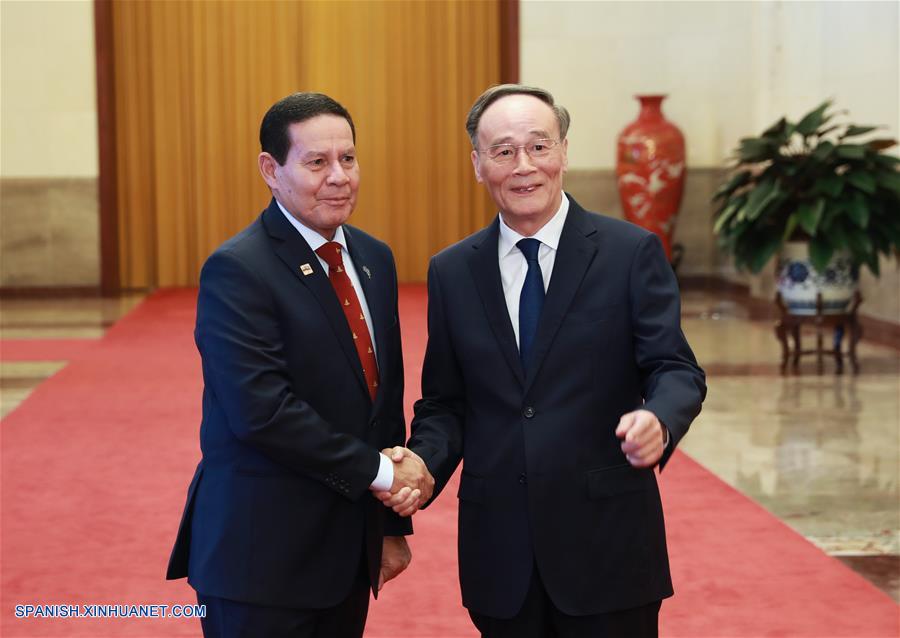 Vicepresidente de China conversa con vicepresidente de Brasil