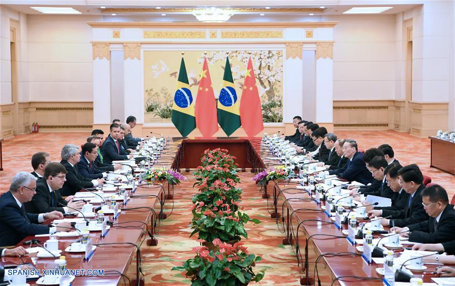 Vicepresidente de China conversa con vicepresidente de Brasil