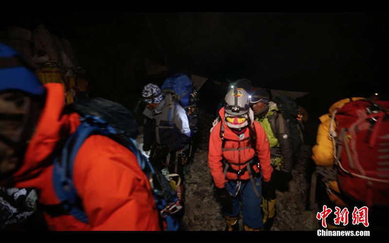 Tres valientes chinas conquistan la cumbre del Everest