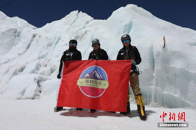 El equipo de montañismo femenino chino se fotografía en el Monte Everest, 22 de mayo de 2019. [Foto: chinanews. com]