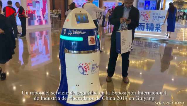 El robot del servicio de seguridad en la Exposición Internacional de Industria de Macrodatos de China 2019