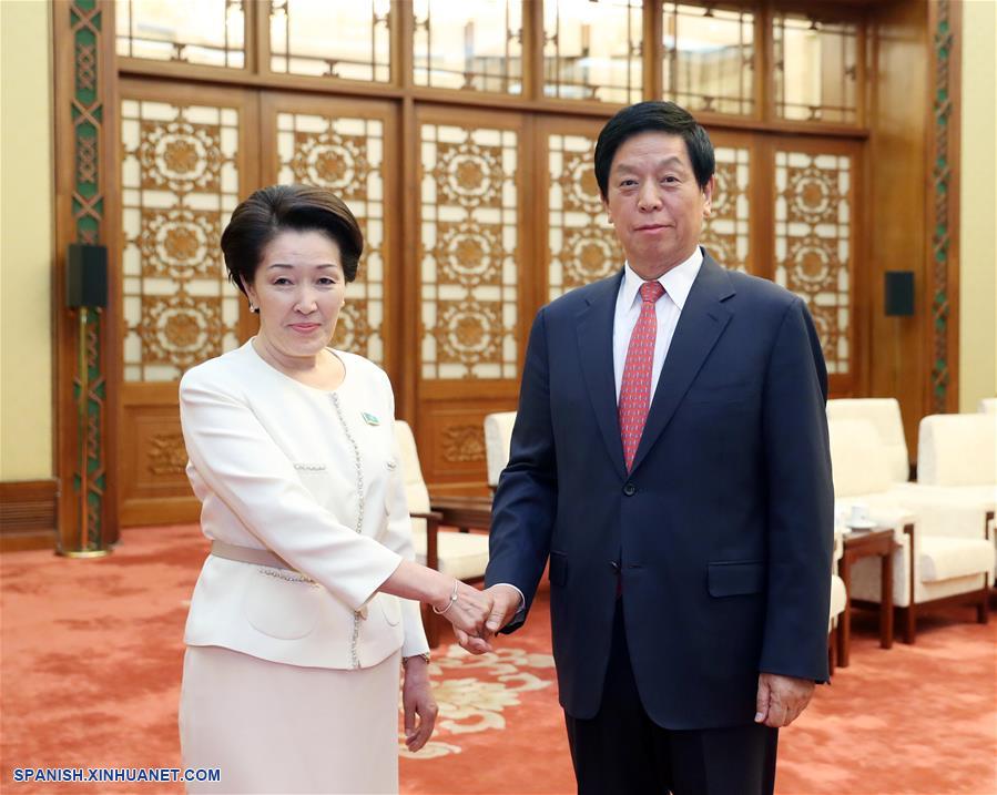 Máximo legislador de China se reúne con funcionaria kazaja