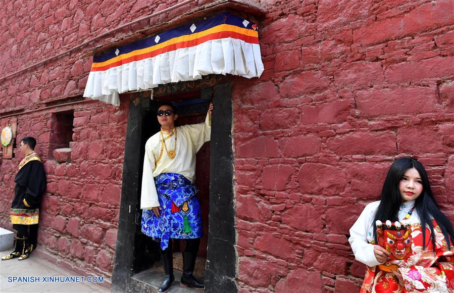 Turistas posan en ropa tradicional tibetana
