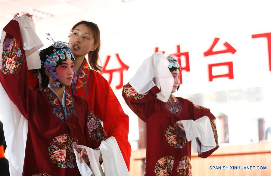Estudiantes aprenden Opera de Pekín en Escuela