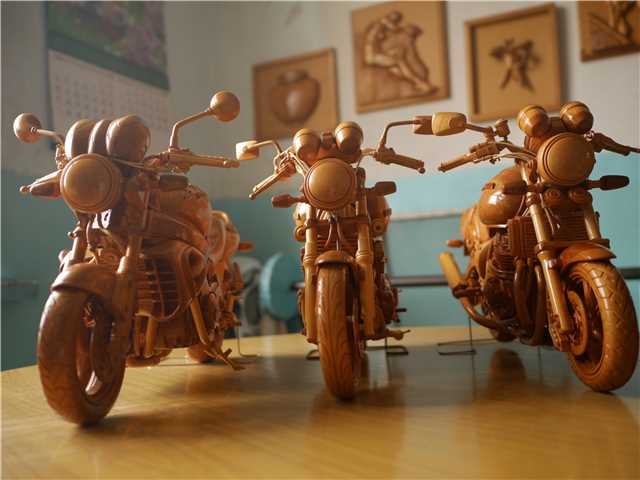 Un grupo de motocicletas de madera talladas por Chuai Mige. [Foto por Ding Luyang / chinadaily.com.cn]