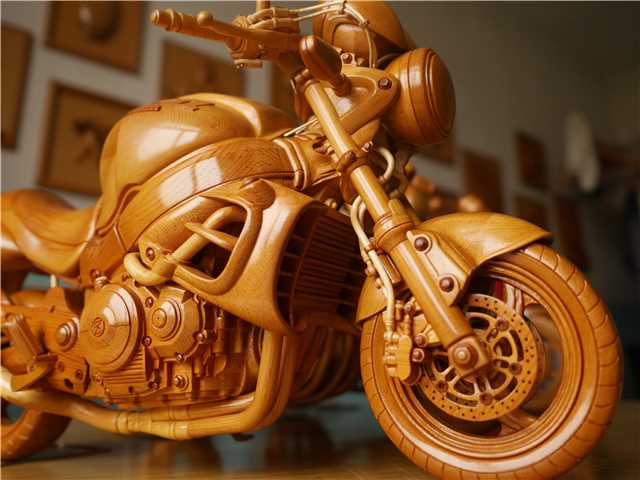 Una motocicleta de madera tallada creada por Chuai Mige. [Foto por Ding Luyang / chinadaily.com.cn]