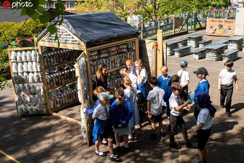 Niños construyen un aula reciclada con 3.000 botellas 