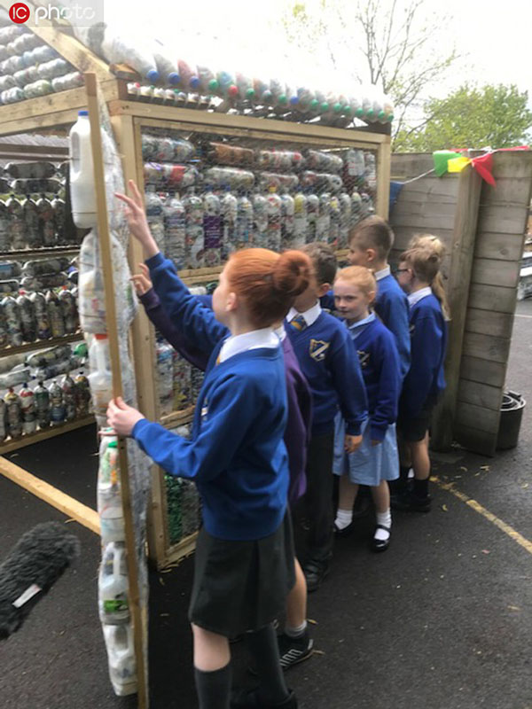 Niños construyen un aula reciclada con 3.000 botellas 