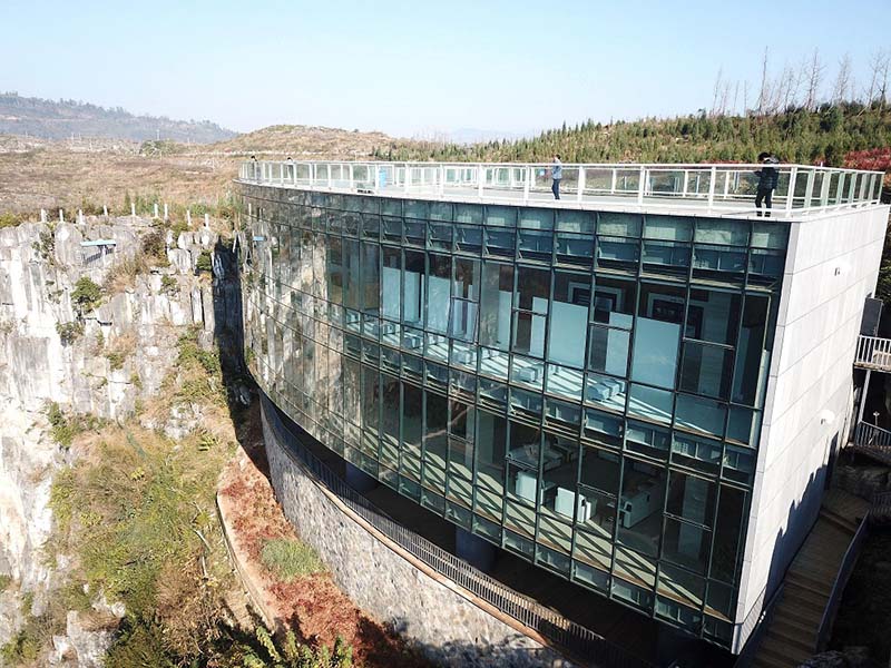Un museo de arte construido en un acantilado ofrece vistas espectaculares