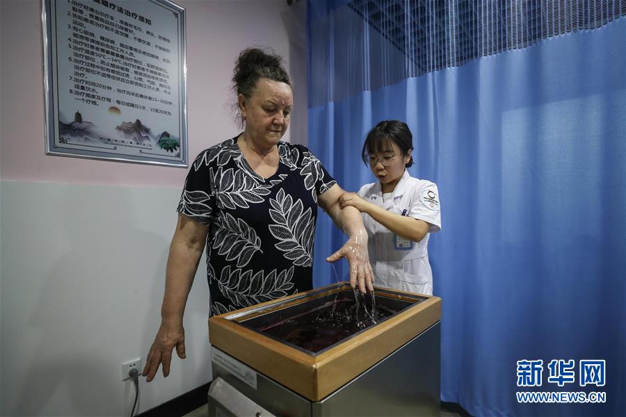 El 4 de junio, el personal médico del Hospital Tanggangzi de la ciudad de Anshan, provincia de Liaoning, realizó una terapia de cera en pacientes rusas. (Foto: Pan Yulong / Xinhua)