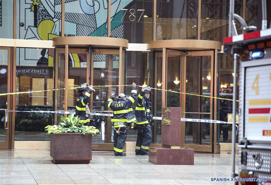 NUEVA YORK, 10 junio, 2019 (Xinhua) -- Bomberos ingresan al edificio en el que se estrelló un helicóptero en Manhattan, Nueva York, Estados Unidos, el 10 de junio de 2019. Un helicóptero se estrelló el lunes por la tarde contra la azotea de un rascacielos en el centro de Manhattan en la ciudad de Nueva York y dejó un muerto, informaron medios locales. (Xinhua/Wang Ying)