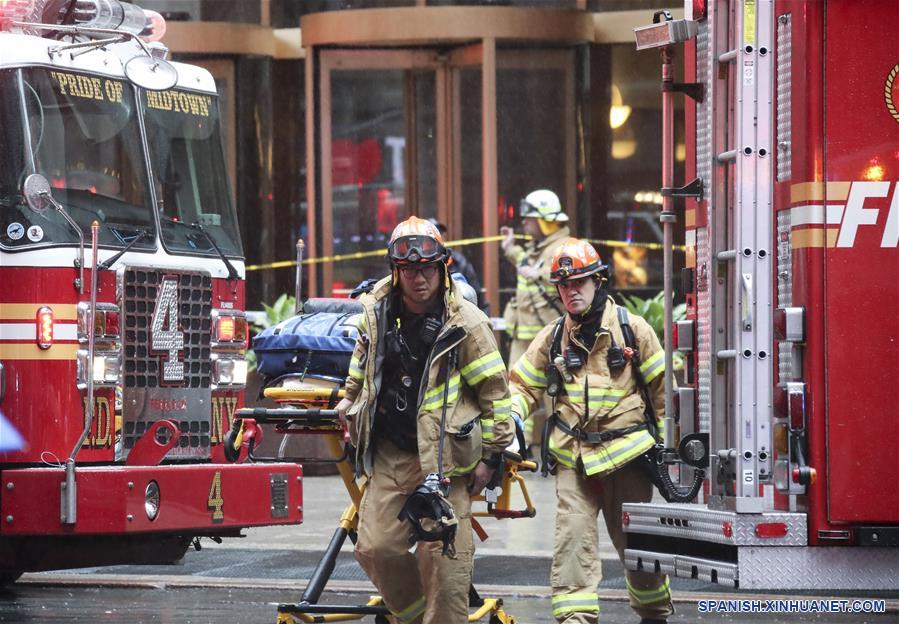 NUEVA YORK, 10 junio, 2019 (Xinhua) -- Rescatistas y elementos de la policía trabajan frente al edificio en el que se estrelló un helicóptero en Manhattan, Nueva York, Estados Unidos, el 10 de junio de 2019. Un helicóptero se estrelló el lunes por la tarde contra la azotea de un rascacielos en el centro de Manhattan en la ciudad de Nueva York y dejó un muerto, informaron medios locales. (Xinhua/Wang Ying)