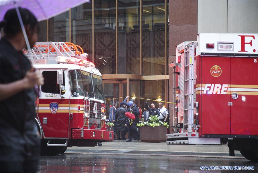 NUEVA YORK, 10 junio, 2019 (Xinhua) -- Rescatistas y elementos de la policía trabajan frente al edificio en el que se estrelló un helicóptero en Manhattan, Nueva York, Estados Unidos, el 10 de junio de 2019. Un helicóptero se estrelló el lunes por la tarde contra la azotea de un rascacielos en el centro de Manhattan en la ciudad de Nueva York y dejó un muerto, informaron medios locales. (Xinhua/Wang Ying)