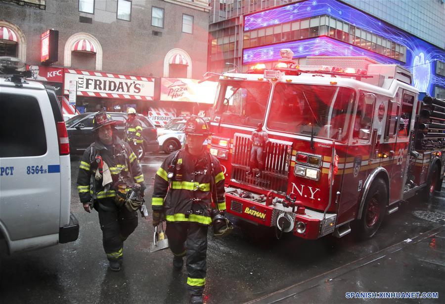 NUEVA YORK, 10 junio, 2019 (Xinhua) -- Bomberos trabajan frente al edificio en el que se estrelló un helicóptero en Manhattan, Nueva York, Estados Unidos, el 10 de junio de 2019. Un helicóptero se estrelló el lunes por la tarde contra la azotea de un rascacielos en el centro de Manhattan en la ciudad de Nueva York y dejó un muerto, informaron medios locales. (Xinhua/Wang Ying)