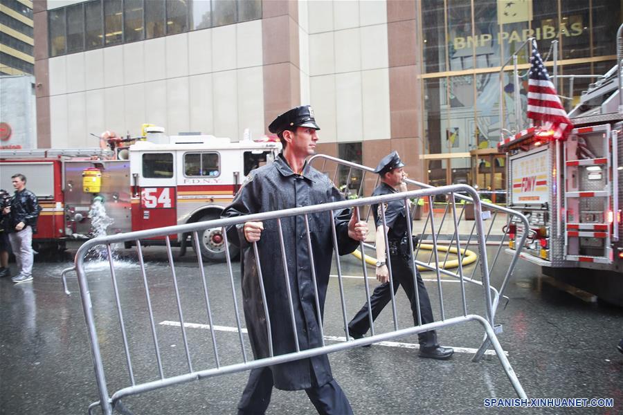 Elementos de la policía colocan vallas cerca del edificio en el que se estrelló un helicóptero en Manhattan, Nueva York, Estados Unidos, el 10 de junio de 2019. Un helicóptero se estrelló el lunes por la tarde contra la azotea de un rascacielos en el centro de Manhattan en la ciudad de Nueva York y dejó un muerto, informaron medios locales. (Xinhua/Wang Ying)