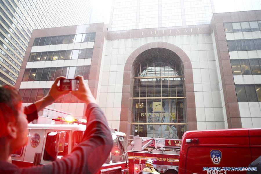 NUEVA YORK, 10 junio, 2019 (Xinhua) -- Un periodista filma un video del edificio en el que se estrelló un helicóptero en Manhattan, Nueva York, Estados Unidos, el 10 de junio de 2019. Un helicóptero se estrelló el lunes por la tarde contra la azotea de un rascacielos en el centro de Manhattan en la ciudad de Nueva York y dejó un muerto, informaron medios locales. (Xinhua/Wang Ying)