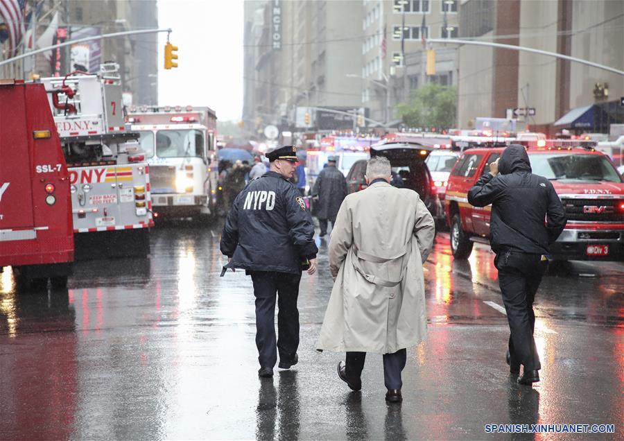 NUEVA YORK, 10 junio, 2019 (Xinhua) -- Elementos de la policía trabajan cerca del edificio en el que se estrelló un helicóptero en Manhattan, Nueva York, Estados Unidos, el 10 de junio de 2019. Un helicóptero se estrelló el lunes por la tarde contra la azotea de un rascacielos en el centro de Manhattan en la ciudad de Nueva York y dejó un muerto, informaron medios locales. (Xinhua/Wang Ying)