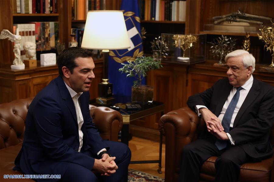 El presidente griego, Prokopis Pavlopoulos (d), se reúne con el primer ministro de Grecia, Alexis Tsipras (i), en Atenas, Grecia, el 10 de junio de 2019. El primer ministro griego Alexis Tsipras solicitó el lunes al presidente griego Prokopis Pavlopoulos disolver el Parlamento y convocó a elecciones generales. (Xinhua/Marios Lolos)