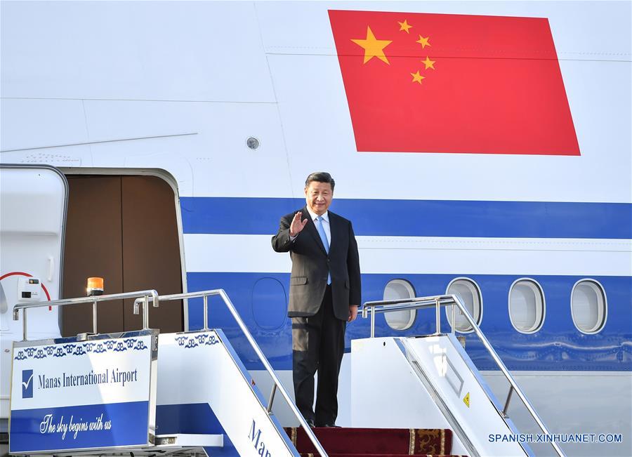 El presidente chino, Xi Jinping, desembarca del avión a su llegada en Bishkek, Kirguistán, el 12 de junio de 2019. Xi llegó el miércoles a Bishkek para realizar una visita de Estado a Kirguistán y asistir a la 19ª reunión del Consejo de Jefes de Estado de la Organización de Cooperación de Shanghai (OCS). (Xinhua/Yin Bogu)