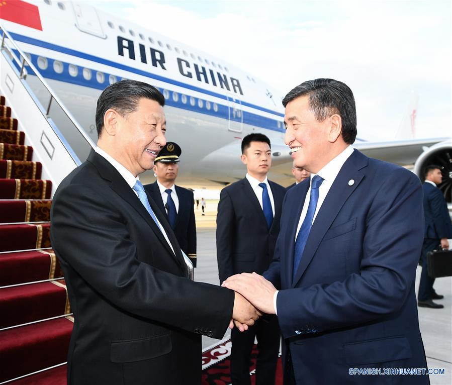 El presidente chino, Xi Jinping, es recibido por su homólogo kirguís, Sooronbay Jeenbekov, a su llegada a Bishkek, Kirguistán, el 12 de junio de 2019. Xi llegó el miércoles a Bishkek para realizar una visita de Estado a Kirguistán y para asistir a la 19ª reunión del Consejo de Jefes de Estado de la Organización de Cooperación de Shanghai (OCS). (Xinhua/Xie Huanchi)