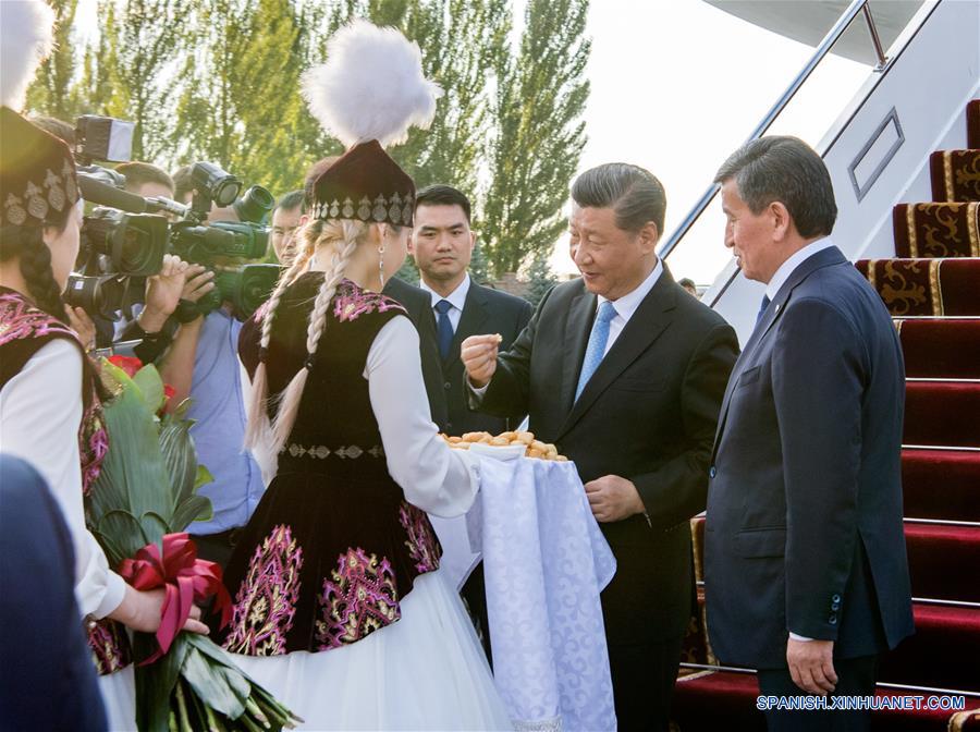 El presidente chino, Xi Jinping, llega a Bishkek, Kirguistán, el 12 de junio de 2019. Jóvenes kirguises ofrecieron flores, pan y miel a Xi como una forma de dar bienvenida al huésped distinguido. Xi llegó el miércoles a Bishkek para realizar una visita de Estado a Kirguistán y para asistir a la 19ª reunión del Consejo de Jefes de Estado de la Organización de Cooperación de Shanghai (OCS). (Xinhua/Li Xueren)